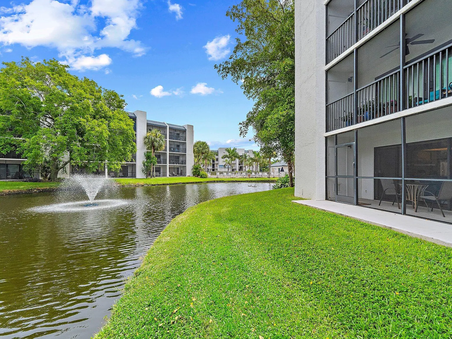 2 bed, 2.0 bath, 1183 sqft, $2,400 — Photo 2