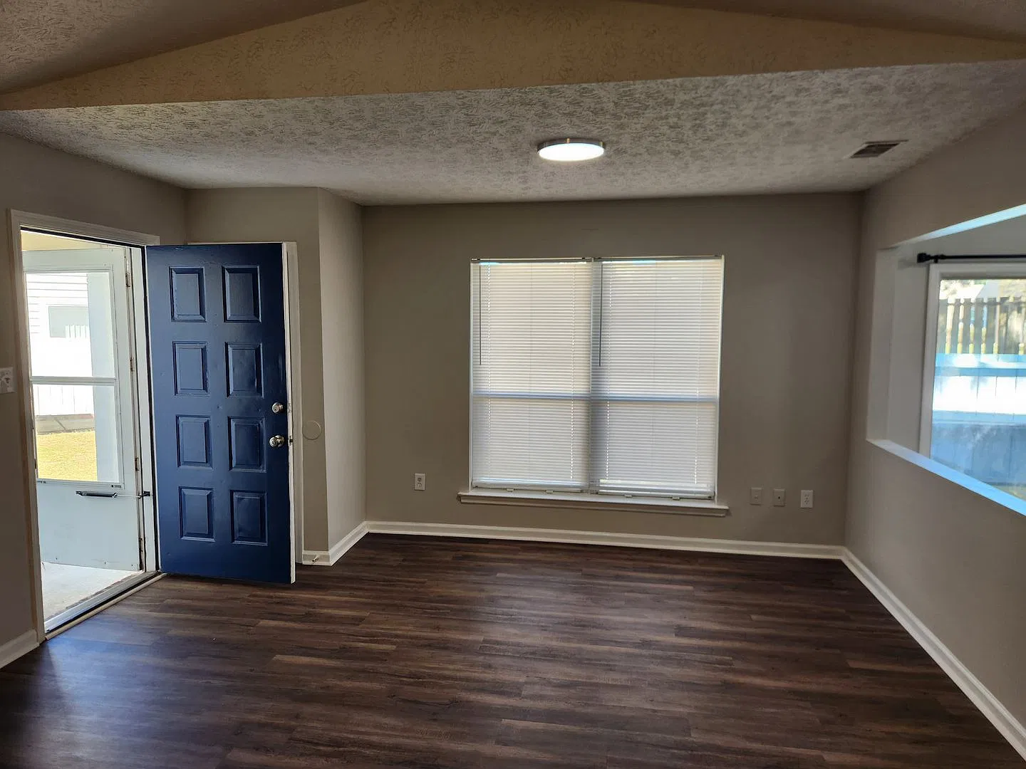 Spacious 2 bedroom 2 bath townhome with walk in closets, fireplace, and washer/ dryer included. — Photo 3
