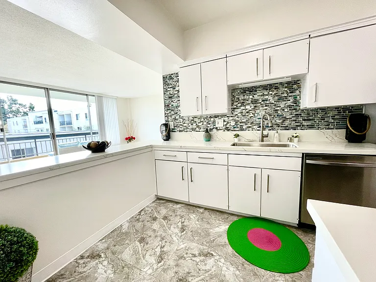 Occidental Towers Apartments — Photo 72