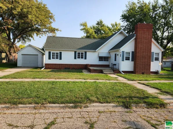 609 5th St, Sheldon, IA 51201