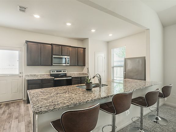 5th image of 186 Aster Dr
