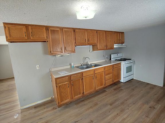 3rd image of 218 Front St W