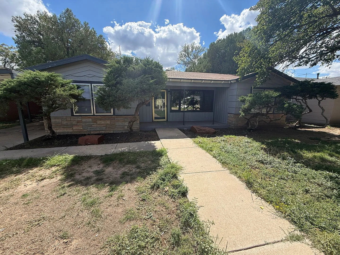 Available NOW! 3/2 in Medical District — Photo 2