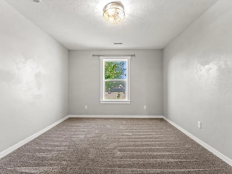 735 SW Huebert St — Photo 18