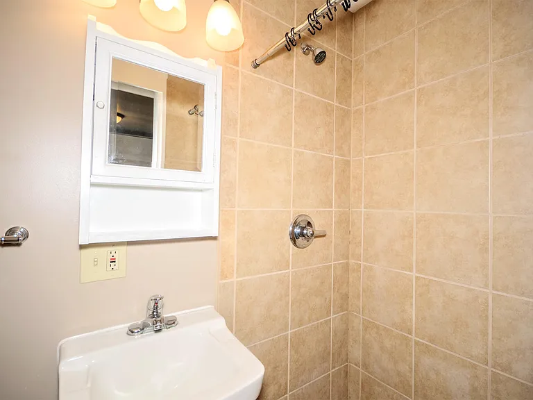 227 NW 11th St #2 — Photo 8