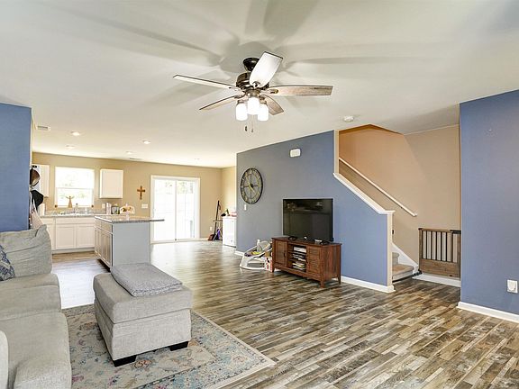 4th image of 200 Maplestead Farms Ct