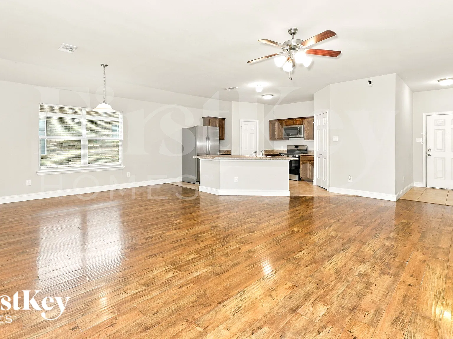 3 bed, 2.0 bath, 2162 sqft, $2,035 — Photo 2