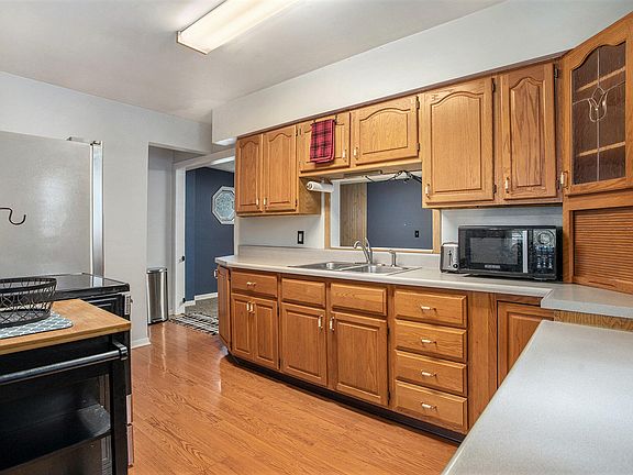 4th image of 63 Geiger Ave