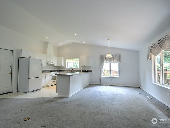 3rd image of 6311 Hogan Drive SE