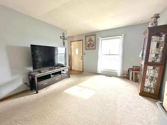 5th image of 334 E Clarendon Dr