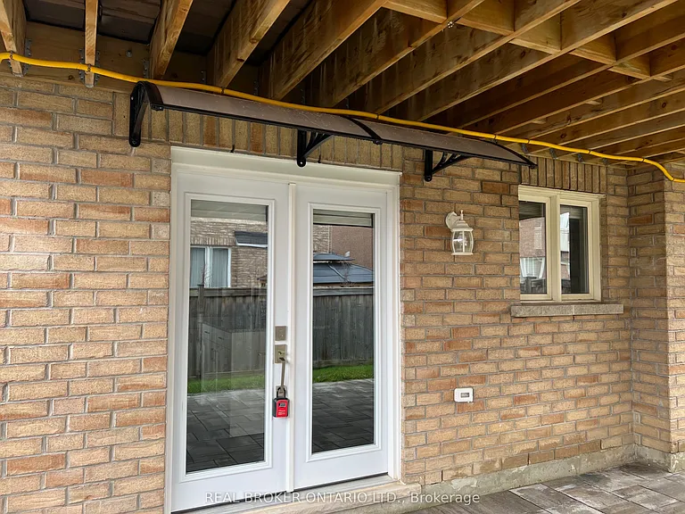70 Juglans Cres — Photo 2