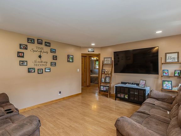 4th image of 606 S Broadway St