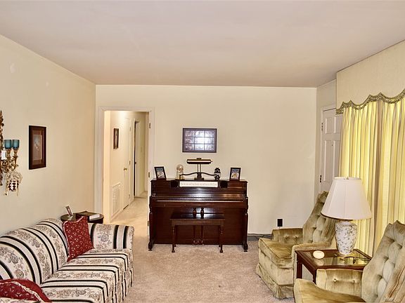 3rd image of 3248 Willowdale Dr