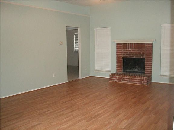 4th image of 829 Shoreline Dr