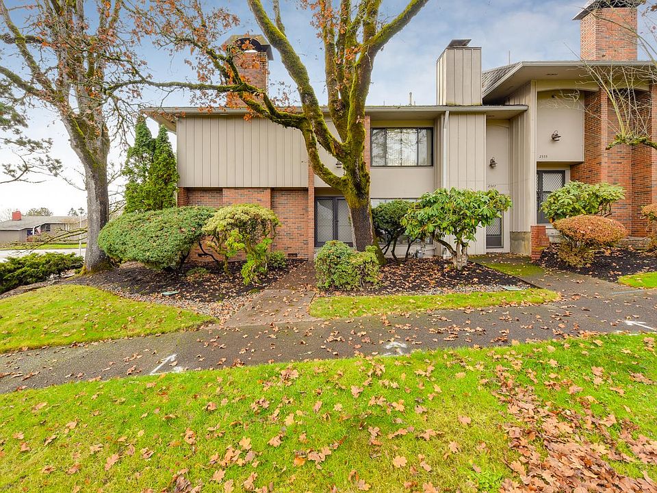 Front entry with large common yard