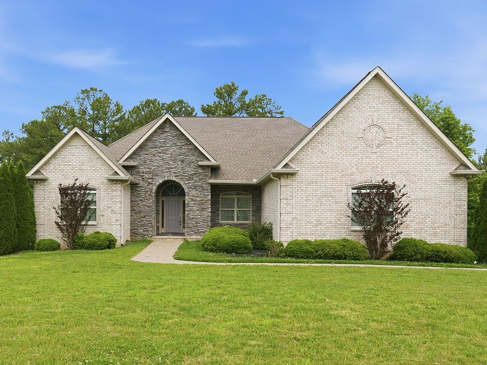 1st image of 528 Country Club Dr