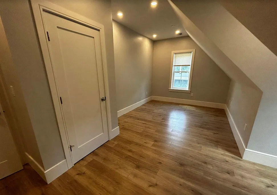 4 bed, 9999 sqft, $5,500 — Photo 1