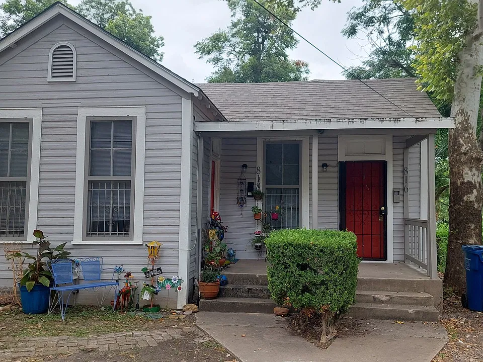 816 E Carson St