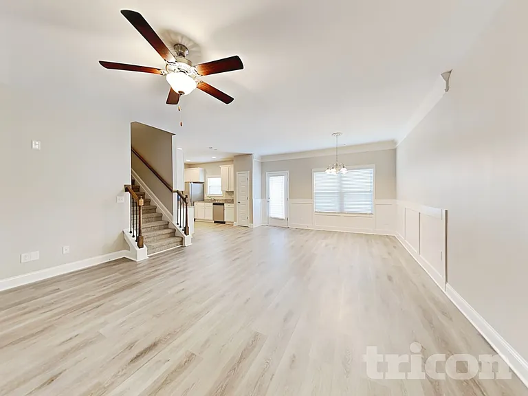 821 Crescent Way — Photo 2