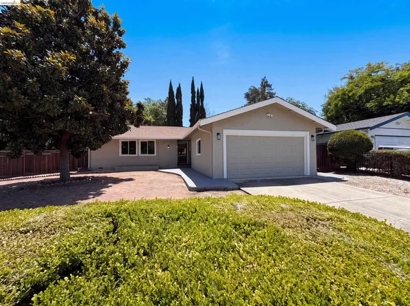 1496 Soccer Ct, Concord, CA 94518
