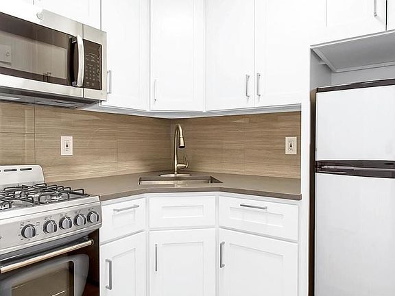 4th image of 321 E 48th St APT 4G