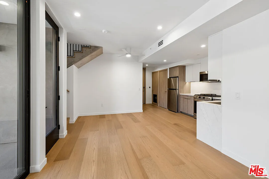 1 bed, 1.5 bath, 1061 sqft, $4,500 — Photo 2