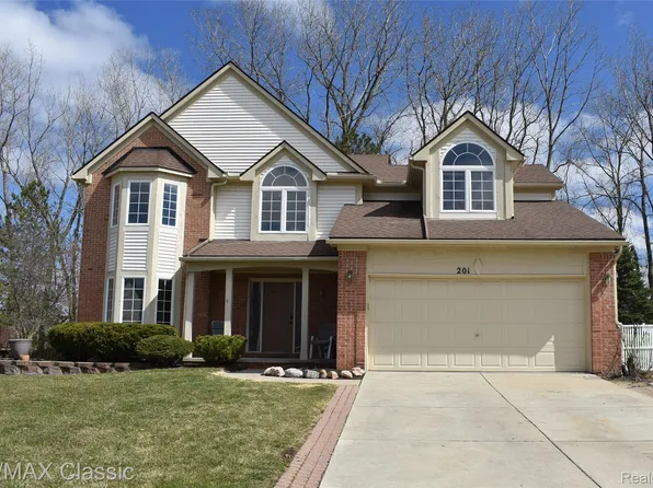 201 Columbia Dr, South Lyon, MI 48178