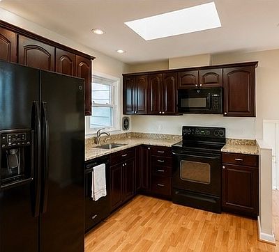 5th image of 8814 Camfield Dr