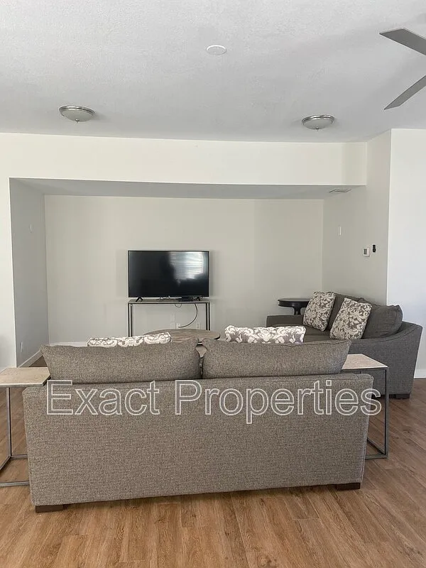 1 bed, 1.0 bath, 1800 sqft, $1,900 — Photo 3