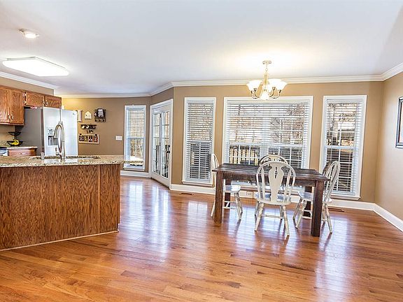 4th image of 133 Woods Trl NE