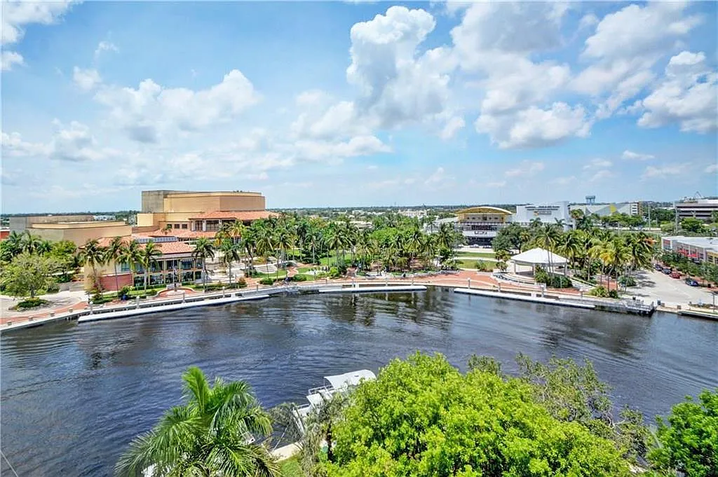 2 bed, 2.0 bath, 1236 sqft, $3,850 — Photo 3