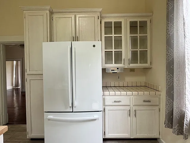 4 bed, 2200 sqft, $2,500 — Photo 2