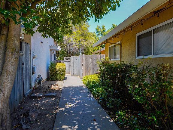 4th image of 2121 E 8th