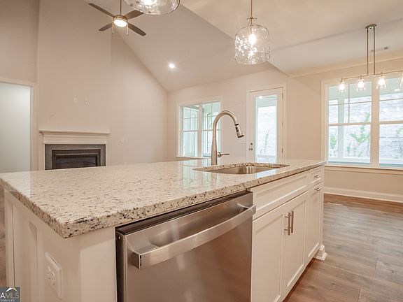 5th image of 388 Maple View Dr