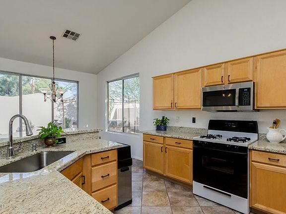 2nd image of 324 W Thompson Pl