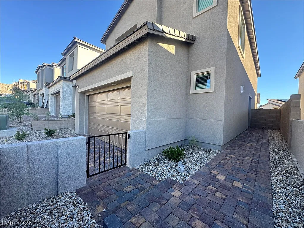 4 bed, 3.0 bath, 2242 sqft, $2,995 — Photo 4