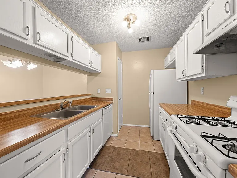 313 Greenlawn Blvd — Photo 7