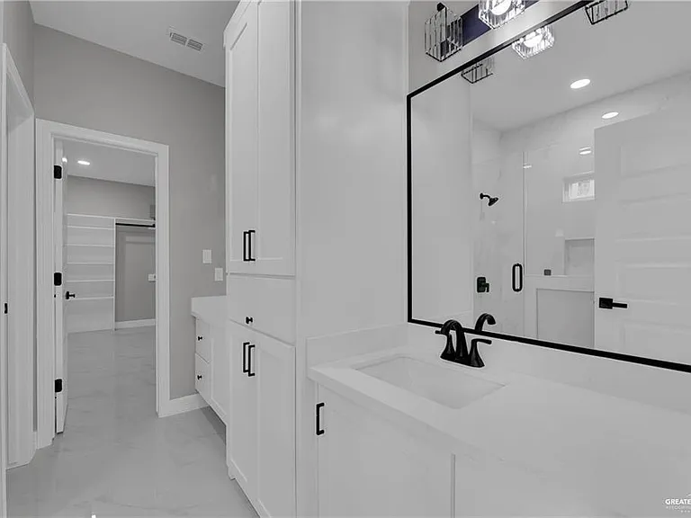1305 W Oscar St — Photo 5