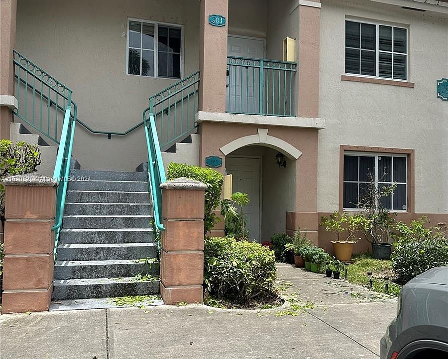 1st image of 2910 SE 13th Ave #20350