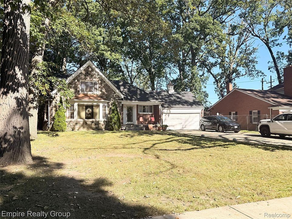 1260 Strathcona Dr, photo 3