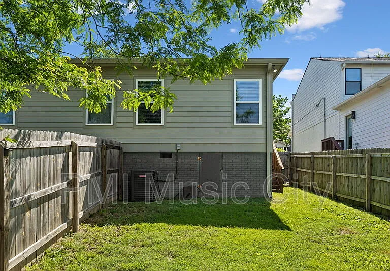 2126B Burns St — Photo 28