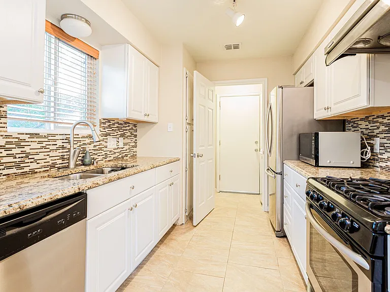 13202 Rampart St — Photo 9