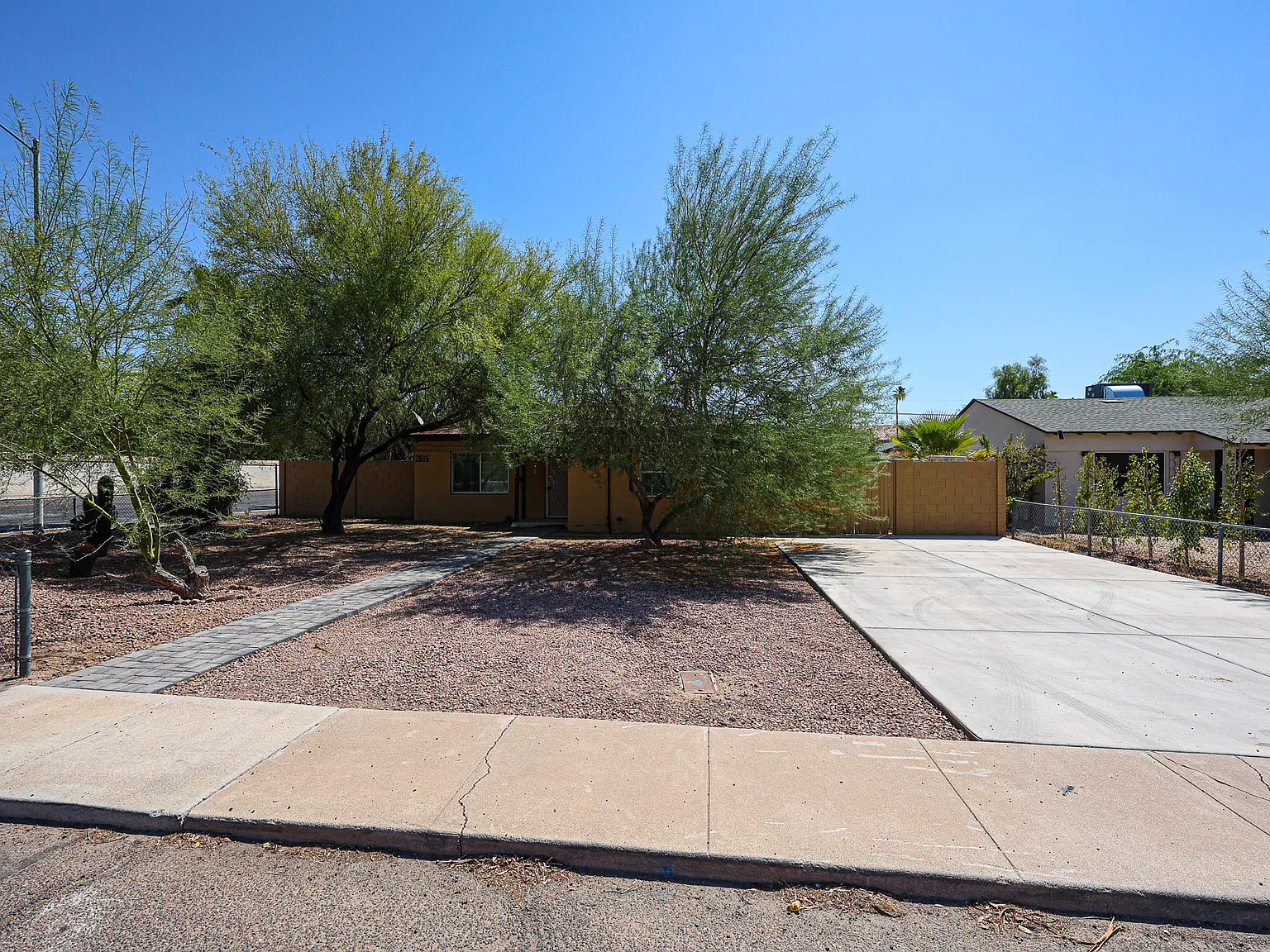 4 bed, 2000 sqft, $2,395 — Photo 3