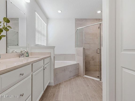 4th image of 97 OAKLAWN Court