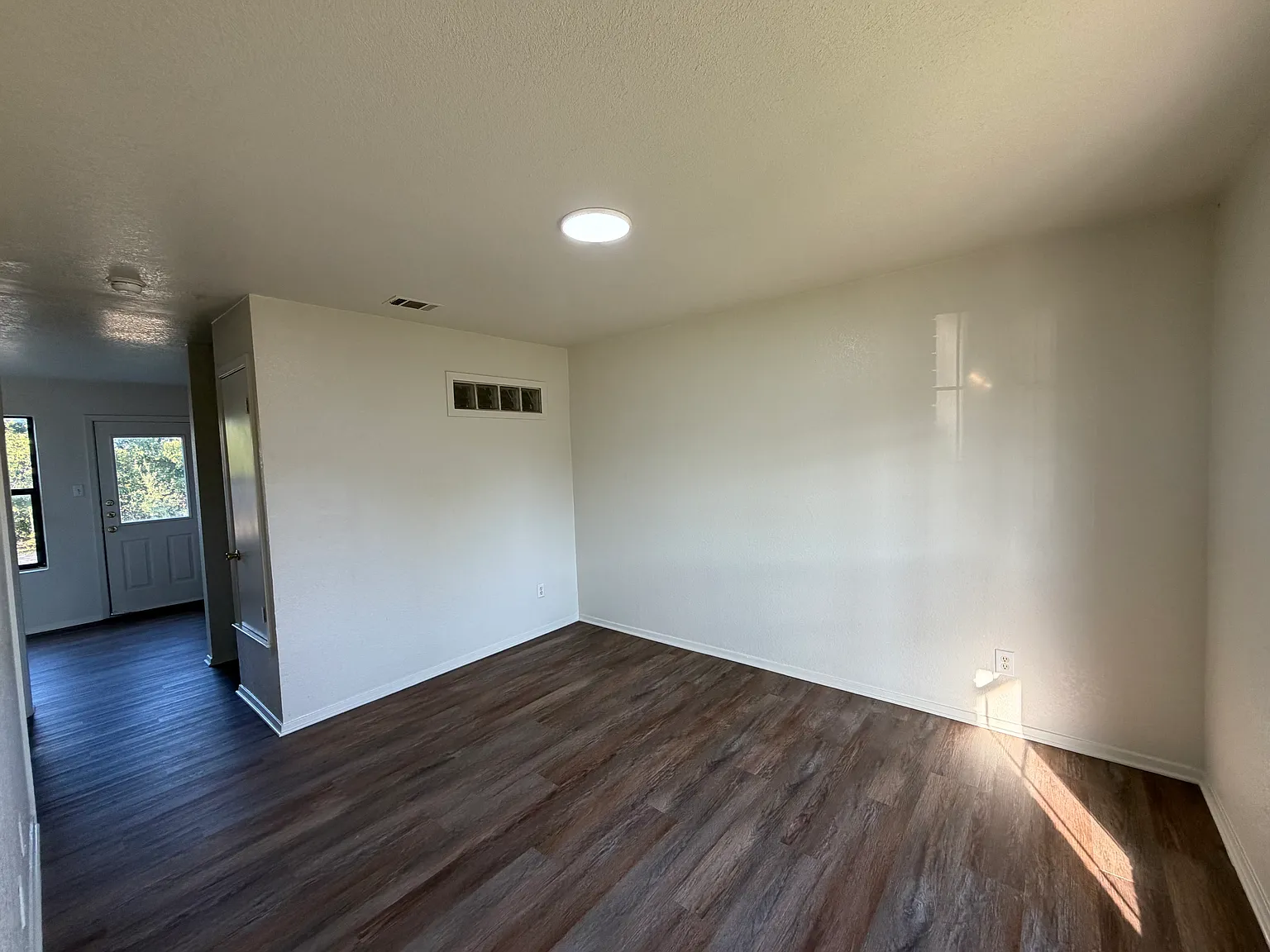 2 bed, 1.5 bath, 885 sqft, $747 — Photo 2