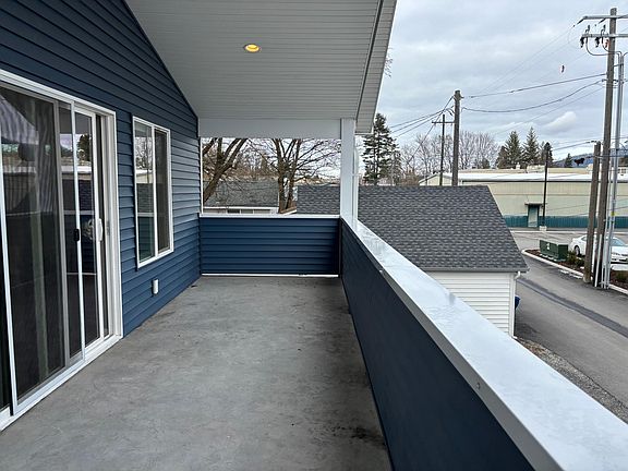 Covered paito off of the living room with great views of Midton. Shopping and resturants are walking distance away.