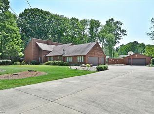 1190 Trails Edge Dr, Hubbard, OH 44425