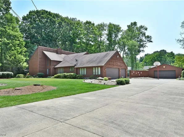 1190 Trails Edge Dr, Hubbard, OH 44425