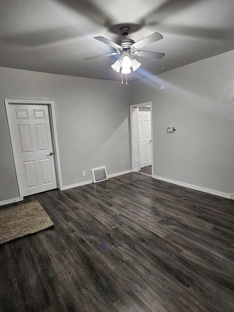 511 South Locust Street — Photo 4
