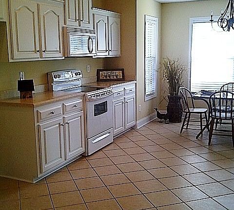 Kitchen with Eat-in Area